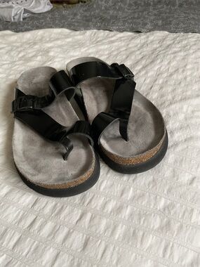 Black Patent Toe-Loop Mephisto Sandals with Suede Footbed. 
Great arch support